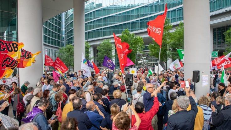 “Medicina al collasso". La protesta di associazioni e sindacati: “Basta con i medici che mancano e le liste d’attesa sterminate”