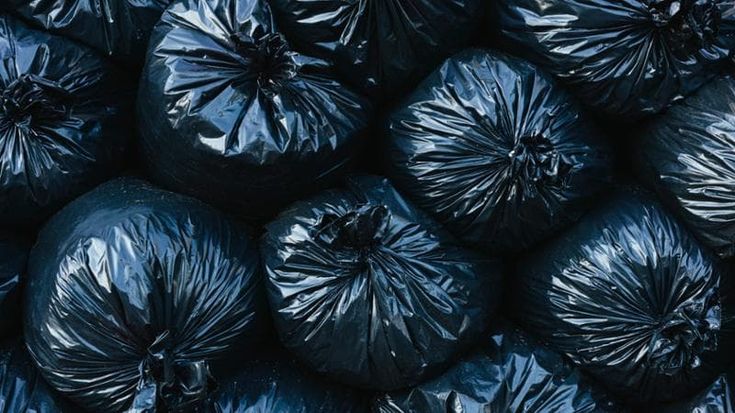 Cerca di evadere nascosto nella spazzatura. E 2 ragazzi lanciano un pallone pieno di cellulari