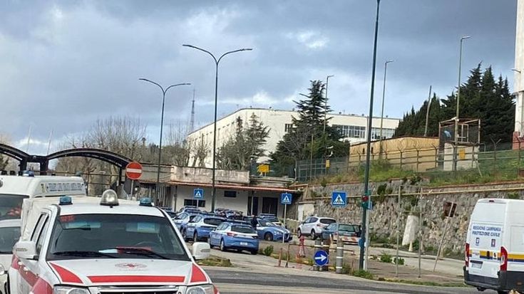 Alba di paura con gente e polizia in strada in viale della Liberazione dopo il terremoto