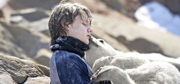L'orso Nanuk, un ragazzo e un cucciolo insieme nell'Artico