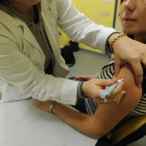 Meningite, in arrivo le linee guida per la vaccinazione. Il 10% della popolazione è 'portatore sano'