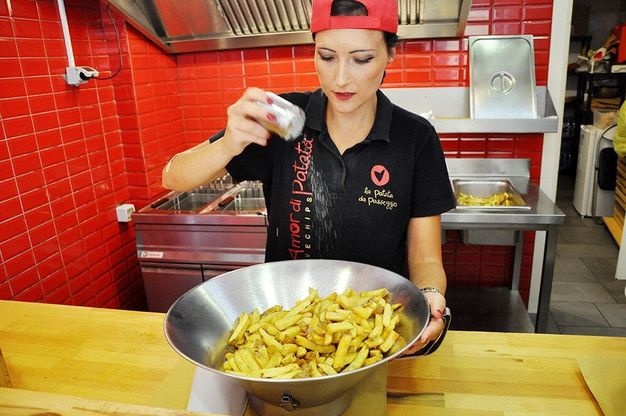 Street food, si moltiplicano i locali di patatine a Parma