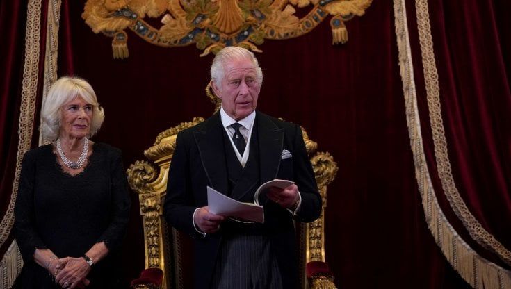 Carlo, l’eterno erede finalmente proclamato re: “Conto sul sostegno di Camilla”