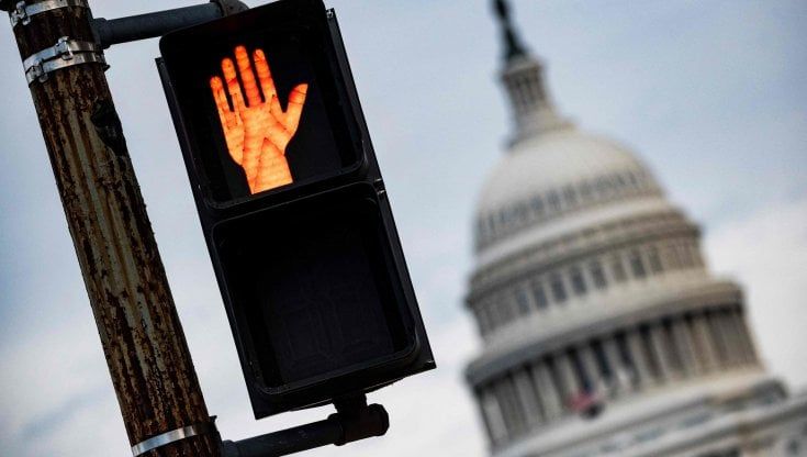 Usa, default scongiurato: ok dal Senato alla legge 'anti-shutdown'. Ma i democratici devono cedere sull'obbligo vaccinale per i lavoratori 