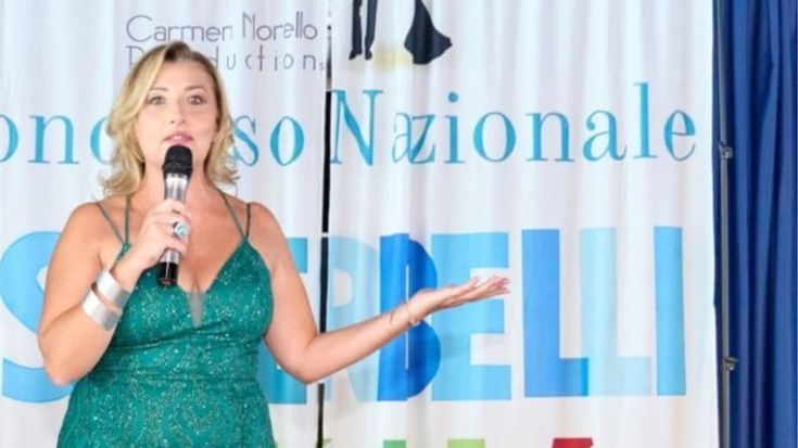 “Ora sistemiamo tutto”, ma il concorso truffa finisce nel caos: Carmen Morello salvata dal linciaggio