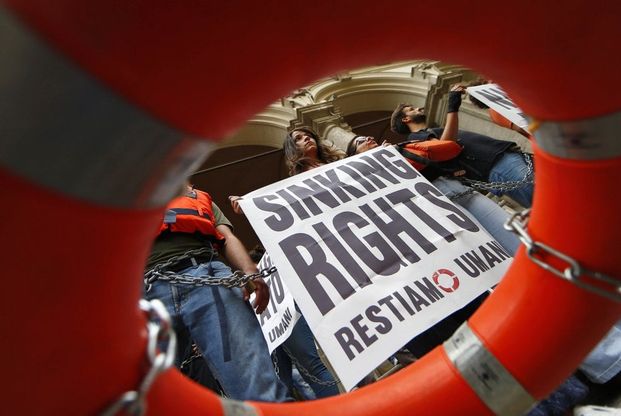 Migranti, salvagente e catene davanti al ministero dei Trasporti: "Stop ai naufragi di Stato"
