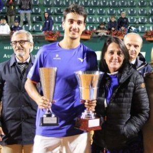 Tennis, Sonego concede il bis a Genova: suo il torneo dopo una maratona notturna