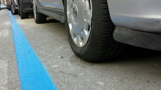 Bari, un piccolo adesivo al posto del pass auto: la rivoluzione smart della sosta