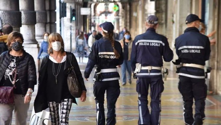 Multe in via Prè, i magistrati di Area: "La povertà non si combatte con la repressione". Ma l'assessore difende i vigili