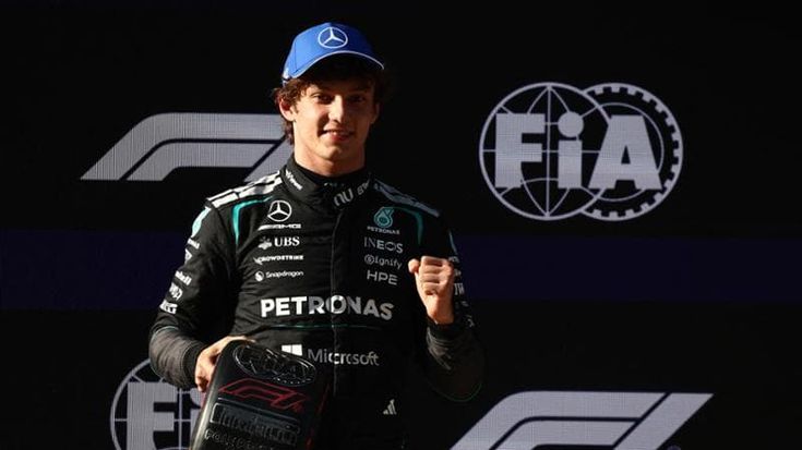 Kimi Antonelli, fantastica pole in Cina: è il più giovane di sempre. Le Ferrari in seconda fila