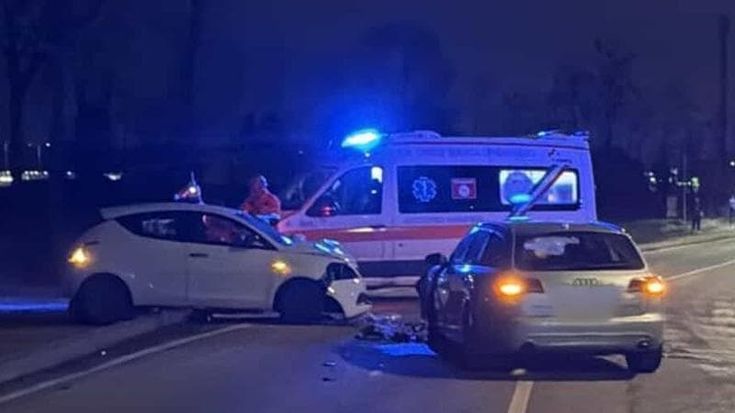 Rivalta di Torino, scontro frontale tra due auto: morta una donna di 60 anni