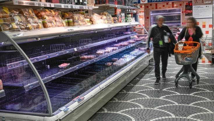 Il governo s’incensa per salari in aumento, ma i prezzi crescono di più. E la realtà smonta le slide