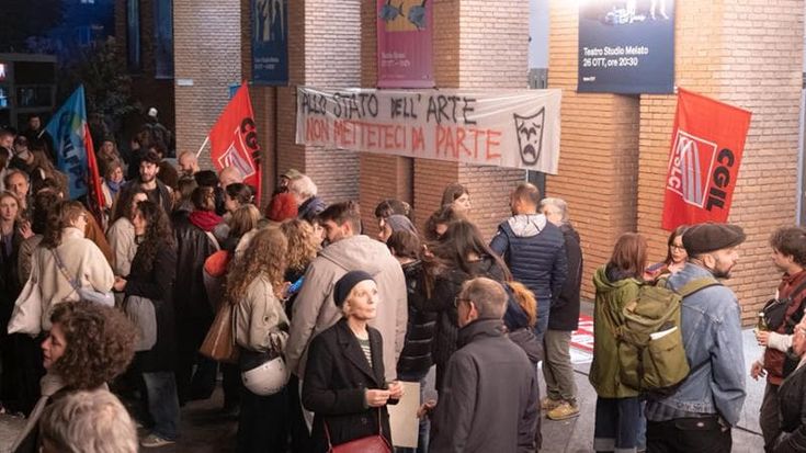 I volti e le voci del teatro fermo per protesta: “Giù il sipario sui diritti, non restiamo zitti”