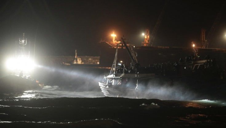 I migranti salvati a Pozzallo: tutti negativi al Covid, alloggiati nella palestra comunale