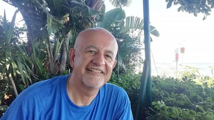 Prof svestito in tv, l’ufficio scolastico: “Accertamenti, era a casa per infortunio”. Lui: “Sono naturista, pago per la nudità”