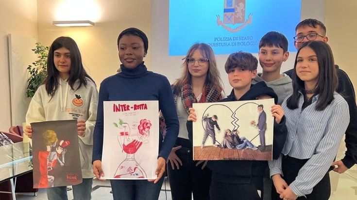 Violenze e femminicidi nei disegni dei ragazzi: “Donne che fuori brillano e dentro soffrono”