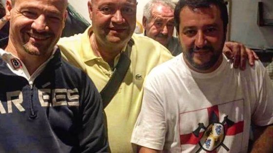 Salvini, il vicesindaco e la foto di famiglia con il neonazista