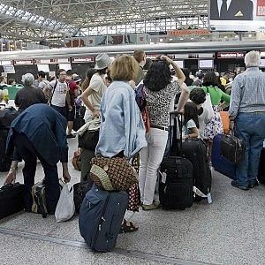 Fiumicino, passeggero perde portafogli in aereo. Arrestato un addetto delle pulizie