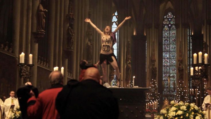 Io sono Dio: Femen interrompe la messa nel Duomo di Colonia