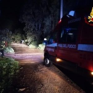 Foggia, incendio distrugge tre mezzi in un'azienda agricola abbandonata