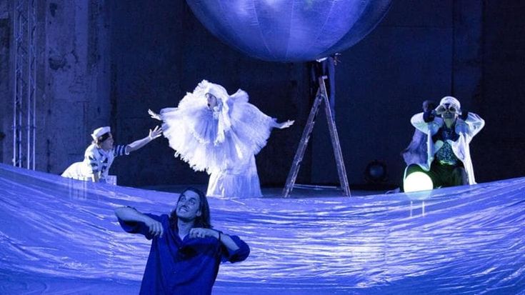 “Cosmicomica vita di Q”, l’audace pièce di Marinelli che porta Calvino a teatro