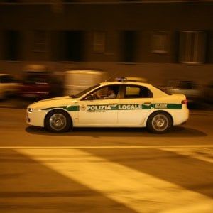 Milano, scontri tra antagonisti e polizia locale in corso di Porta Romana: due arresti  