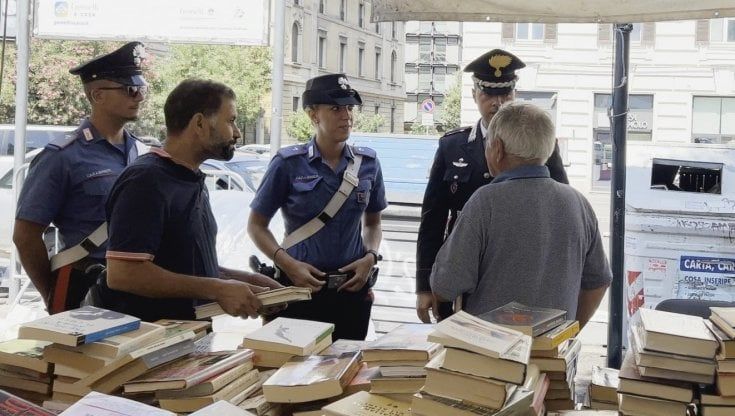Prima il rogo, poi il furto di ottocento libri: preso il ladro della bancarella del Professore