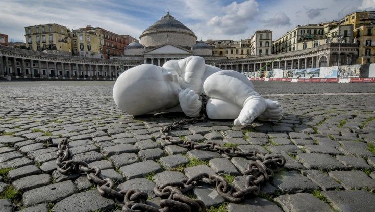Napoli, scultura di Jago al Plebiscito. L'artista: "Non 'lockdown' ma 'look down': guarda verso i poveri"