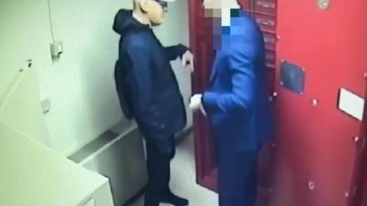 Cassiera “aiuta” i banditi: “Prendete il mio collega che ha i codici del caveau, non il direttore”