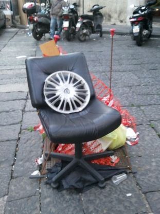 Buca in via De Gasperi<br />una poltrona la protegge