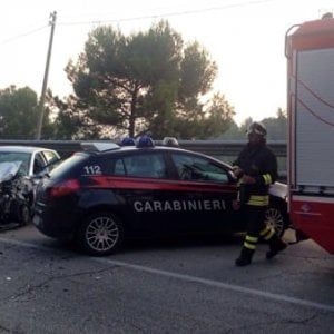 Fasano, si schianta con l'auto contro il guardrail: una 42enne muore sulla statale dei trulli