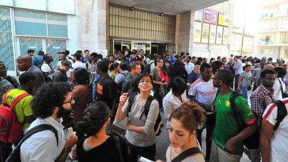 L'Ateneo di Bari assegna 10 borse di studio ai richiedenti asilo: "Qui nessuno è straniero"