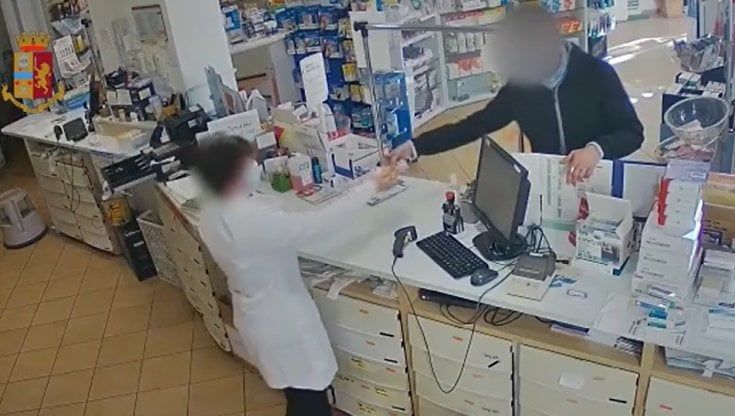 Arrestato rapinatore seriale di farmacie, ne svaligiava una ogni tre giorni
