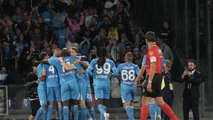 Il Napoli batte il Monza 2-0 ed è capolista solitario. Al Maradona torna il profumo di tricolore