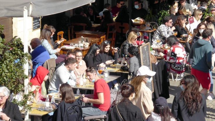 L'ultimo aperitivo della Milano che non vuole fermarsi per Covid