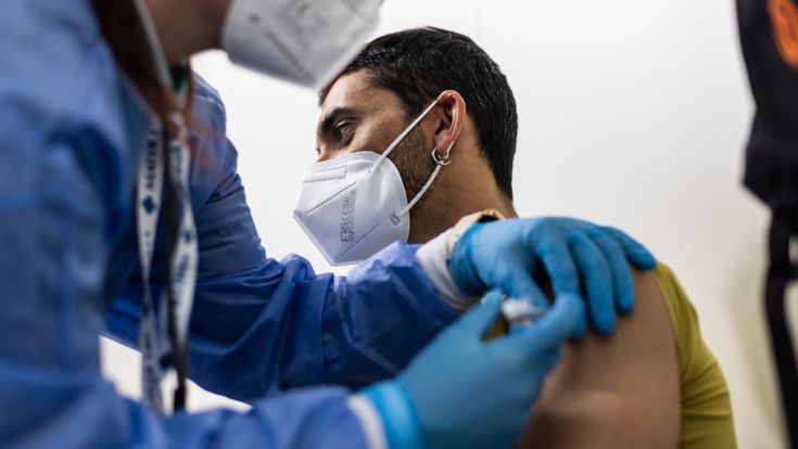 Open day per i maturandi e influencer. Sui vaccini ora è caccia ai giovanissimi