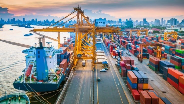 Export tra ripresa e nuove minacce: bene il made in Italy, soffre l'auto