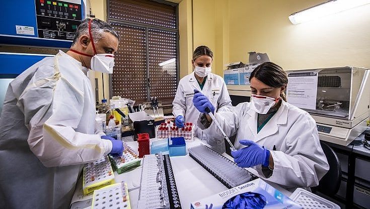 Ecco come in Puglia si studia la variante inglese del Coronavirus. L'esperto: "Attenti, i più piccoli sarebbero più vulnerabili"