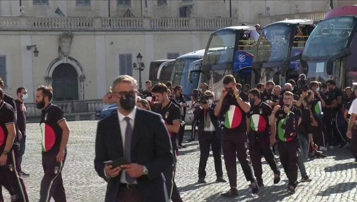 Tokyo2020, bus scoperti per gli atleti olimpici al Quirinale: da Jacobs a Tamberi sfilano i grandi ori