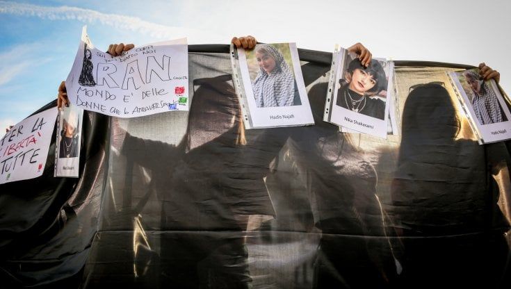 Napoli, il Comune paga anche la solidarietà: consiglieri in piazza per l'Iran col gettone di presenza