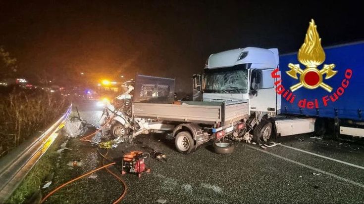 Scontro frontale tra un camioncino e un tir nel Lodigiano: morto un muratore di 23 anni