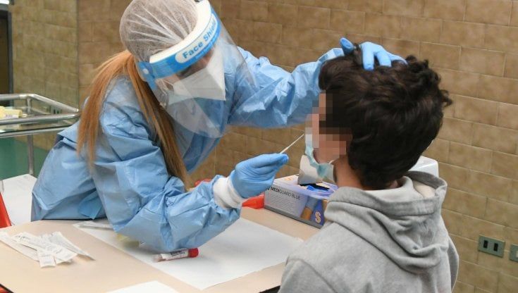 Scuola, per ripartire in sicurezza tamponi gratis in classe e più trasporti