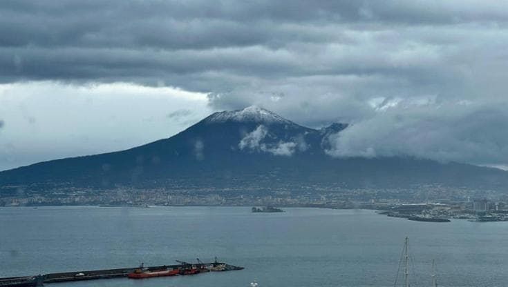 Prima neve sul Vesuvio e crollo delle temperature: è arrivato l'inverno