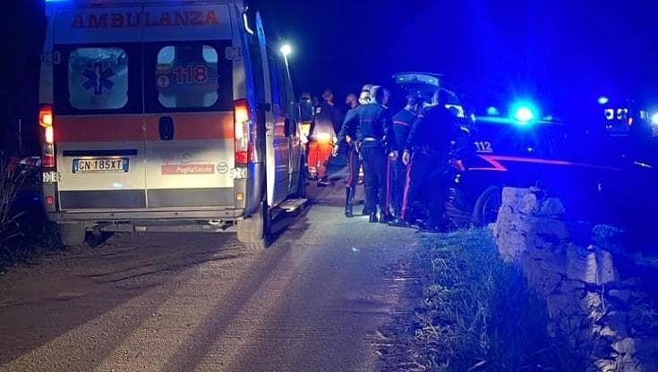 Perdono il controllo della moto che si schianta contro un muretto, due 52enni muoiono sul colpo