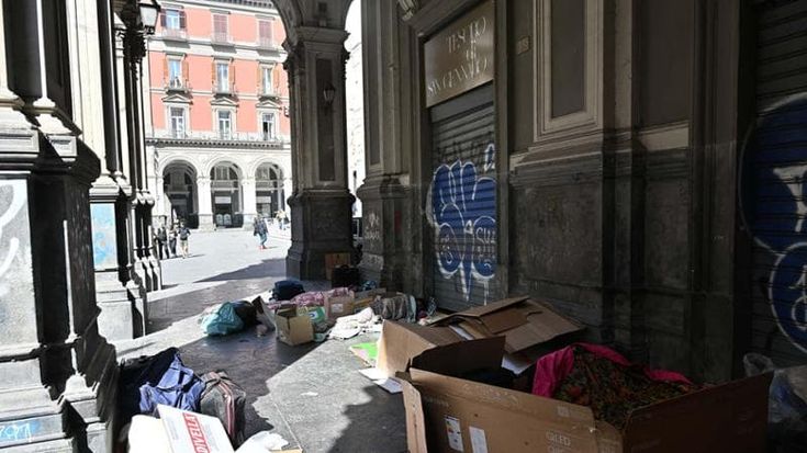 Via Duomo, lavori infiniti e rifiuti. “Così la strada dei musei muore”