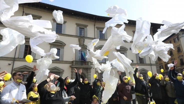 Le “coccarde gialle” lanciano in aria i camici 