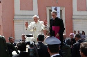 Benedetto XVI fra i terremotati/<a class="Foto" title="http://bologna.repubblica.it/cronaca/2012/06/26/foto/benedetto_xvi_visita_i_terremotati-37989242/1/" href="http://bologna.repubblica.it/cronaca/2012/06/26/foto/benedetto_xvi_visita_i_terremotati-37989242/1/"><span style="color: rgb(153, 0, 0);">Foto<br /></span></a>"Il sisma non intaccher&agrave; il vostro popolo"