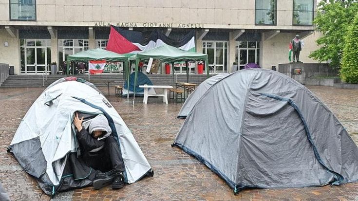 Blitz dei manifestanti pro-Palestina all’Energy center: stop alla presentazione del drone degli studenti del Politecnico