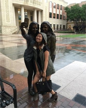 Texas, la prima statua al selfie: tutti in posa con le ragazze dell'autoscatto