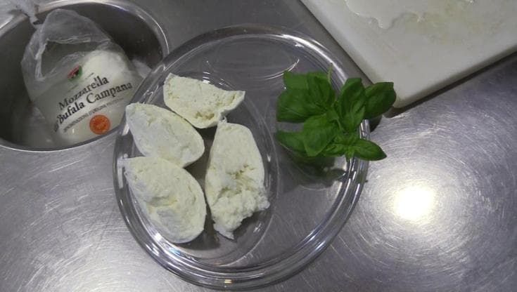 Ecco che succede in cucina quando arriva una vera mozzarella di bufala campana dop